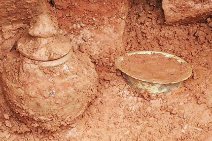 德阳一工地发现明代石室墓 出土明代青花碗两件
