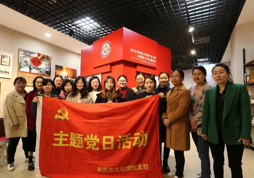 南昌市文化馆党支部开展妇女节巧手体验活动