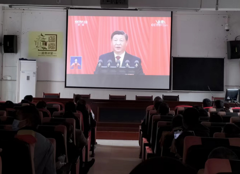 德江县民族中学组织集中收看中国共产党第二十次全国代表大会开幕会