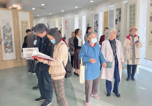 湖州市老年书画艺术作品展在市图书馆开幕