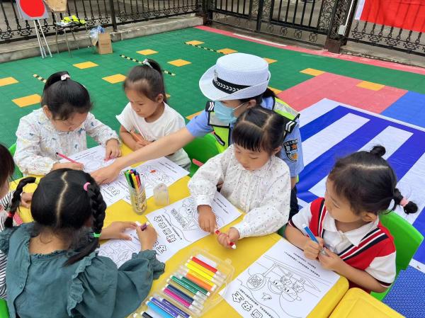 平山交警走进辖区幼儿园开展交通安全宣传活动