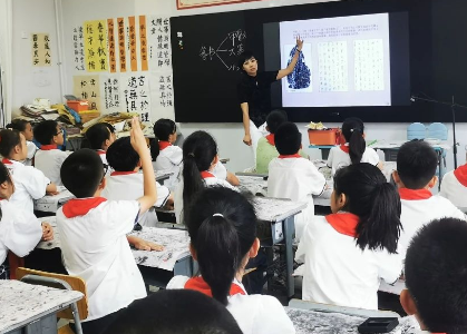 “以文载道 温润童心 ”书法进校园活动