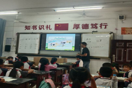 岳池南街小学举行班子成员公开课活动
