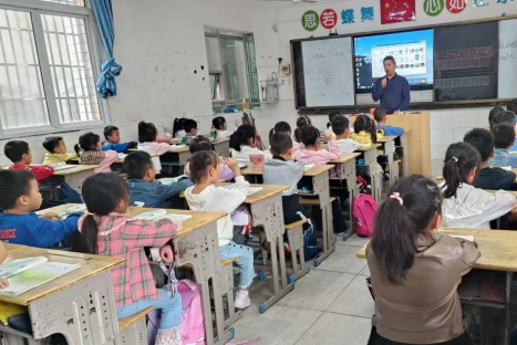 岳池县南街小学开展一年级新生行为习惯展评活动
