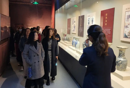 华亭市文化馆秋季公益培训班学员来市博物馆参观学习