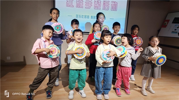 朝花今拾悦书房“民族团结一家亲·巧手绘画民族情” 手工制作壮族手鼓活动