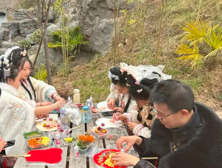 筒车湾镇在苍龙峡景区开展妇女节汉服游园会活动
