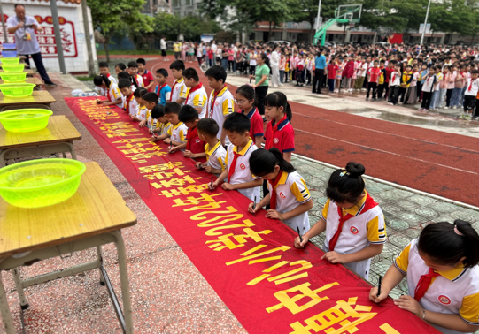 福旺镇中心小学开展防溺水憋气演练暨签字仪式