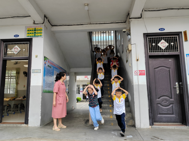 福旺镇中心小学开展防震减灾应急疏散演练活动