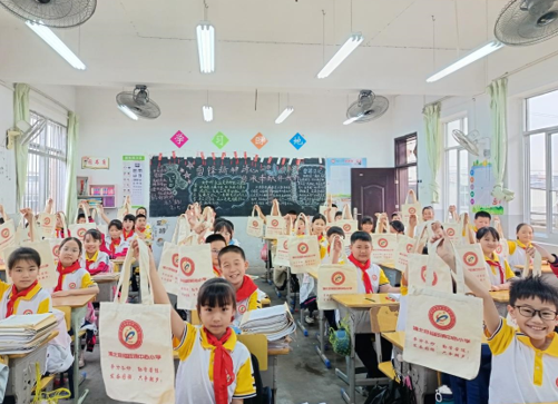 福旺镇中心小学：学习小书袋，助学大作用