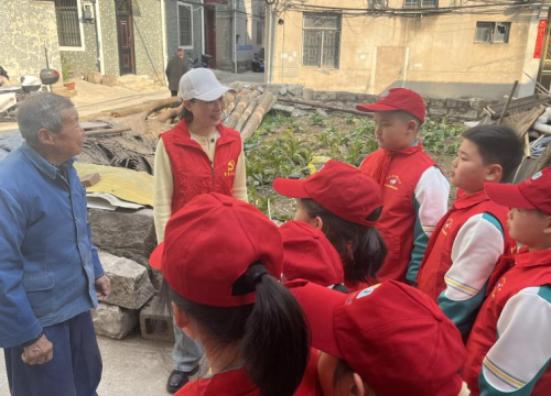清风廉意暖桃源，慰问走访显真情——赤城小学开展社区慰问活动
